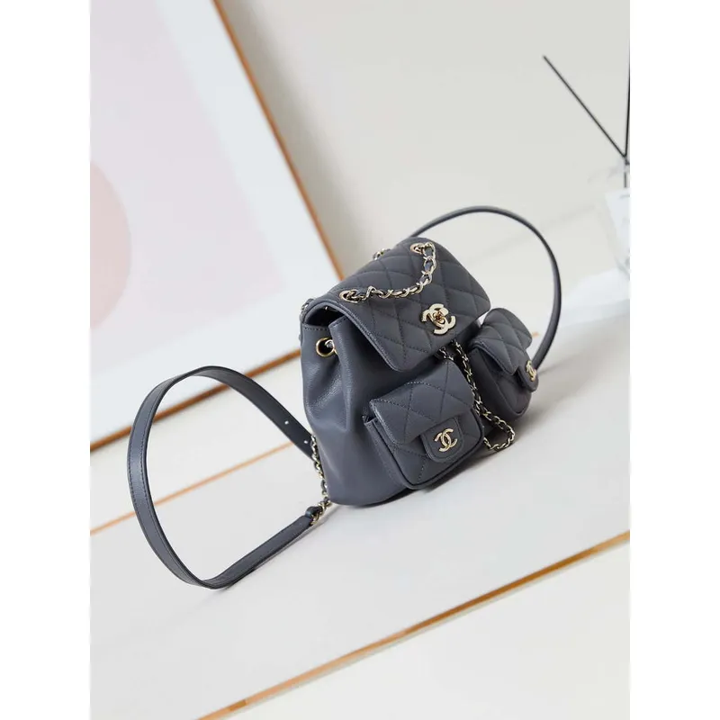 Malý batoh Chanel z lesklé telecí kůže s zrnitým povrchem a zlatými kovovými detaily AS3787 Šedá