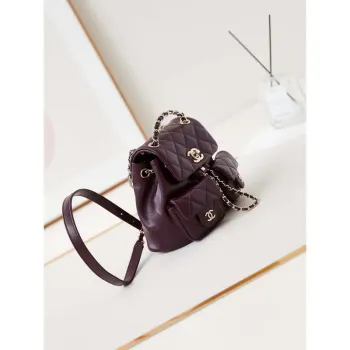 Chanel AS3787 Malý batoh z lesklé telecí kůže s zrnitým povrchem a zlatými kovovými detaily, vínově červený