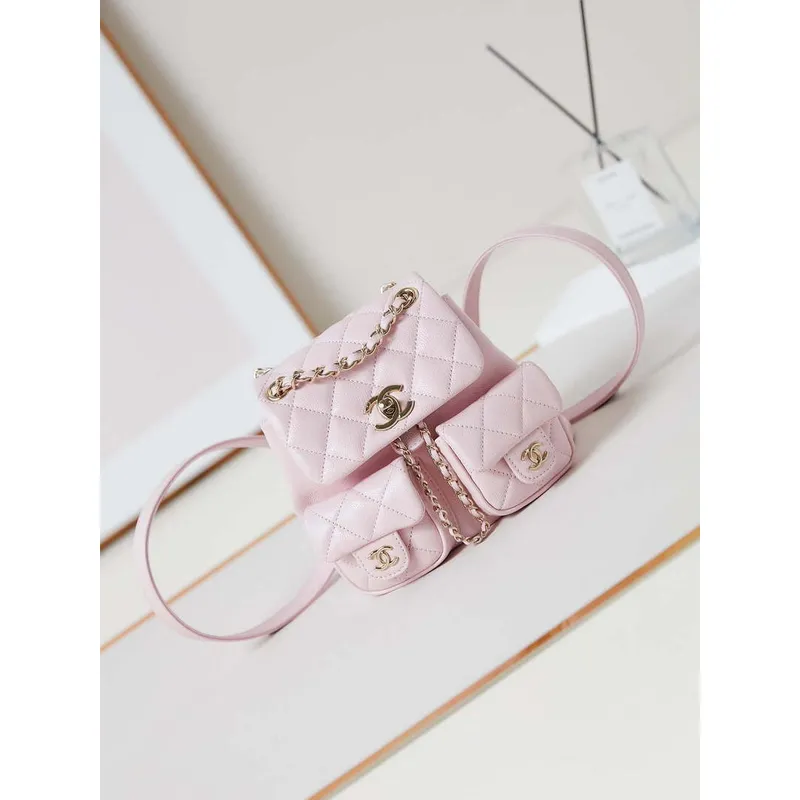 Chanel AS3787 Malý batoh z lesklé telecí kůže s zrnitým povrchem a zlatými kovovými detaily, světle růžový