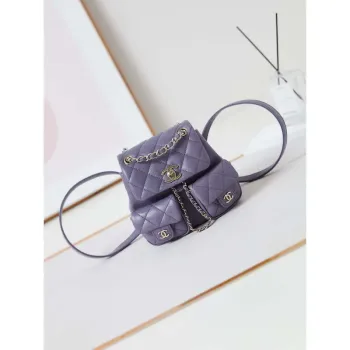 Chanel AS3787 Malý batoh z lesklé telecí kůže s jemnou strukturou a zlatými kovovými detaily, světle fialový