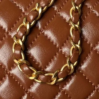 Chanel AS4109 Mini taška s klopou a horním uchem Lesklá jehněčí kůže a zlatý kov Hnědá