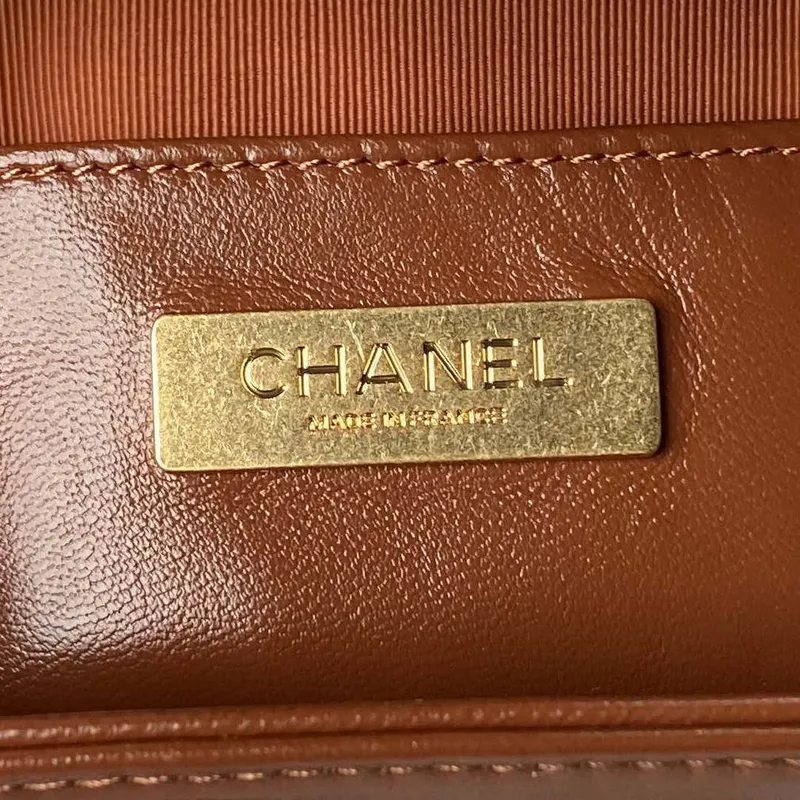 Chanel AS4109 Mini taška s klopou a horním uchem Lesklá jehněčí kůže a zlatý kov Hnědá