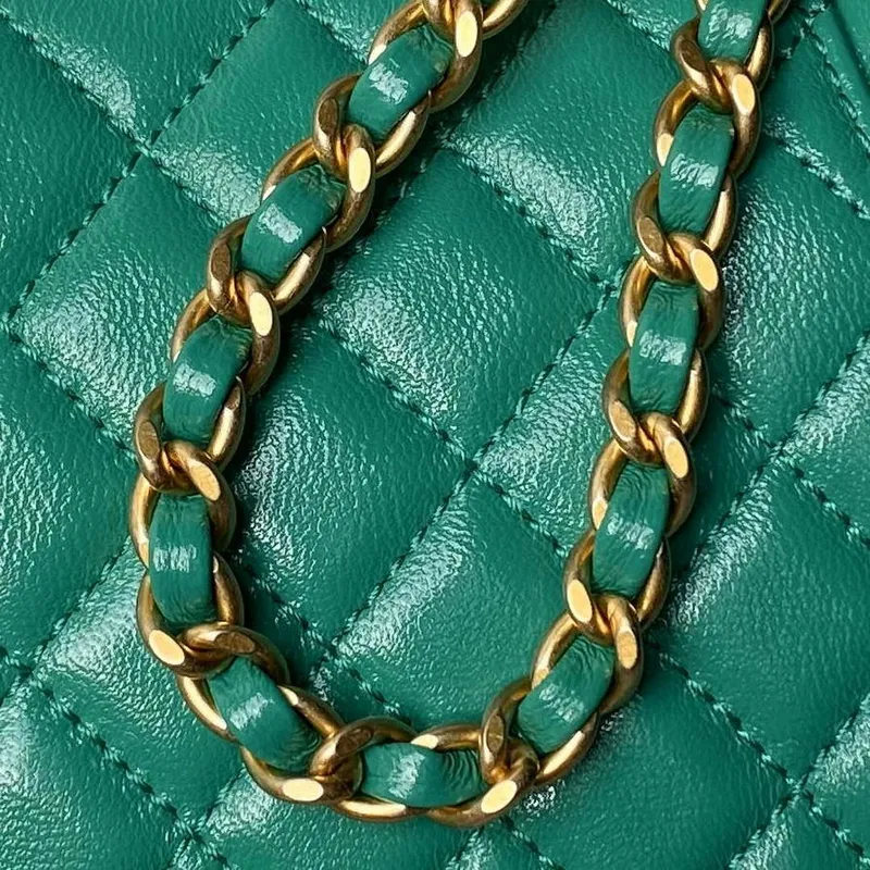 Chanel AS4109 Mini taška s klopou a horním uchem Lesklá jehněčí kůže a zlatý kov Zelená