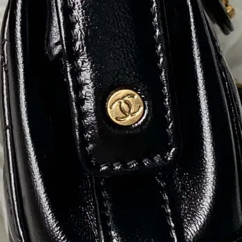 Chanel AS4109 Mini taška s klopou a horním uchem Lesklá jehněčí kůže a zlatý kov Černá