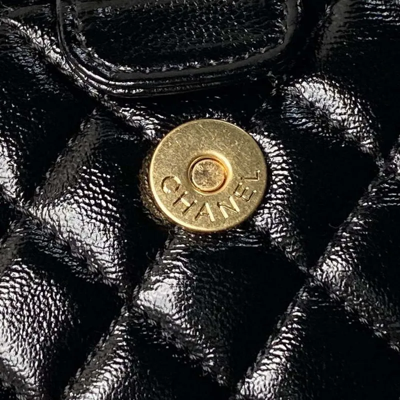 Chanel AS4109 Mini taška s klopou a horním uchem Lesklá jehněčí kůže a zlatý kov Černá