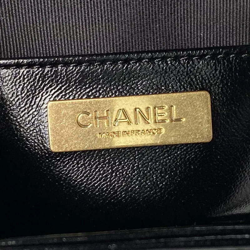 Chanel AS4109 Mini taška s klopou a horním uchem Lesklá jehněčí kůže a zlatý kov Černá