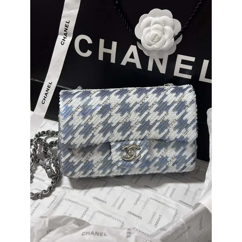 Chanel A69900 Mini klasická kabelka s výšivkou ze saténových flitrů a stříbrnými kovovými detaily