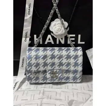 Chanel A69900 Mini klasická kabelka s výšivkou ze saténových flitrů a stříbrnými kovovými detaily