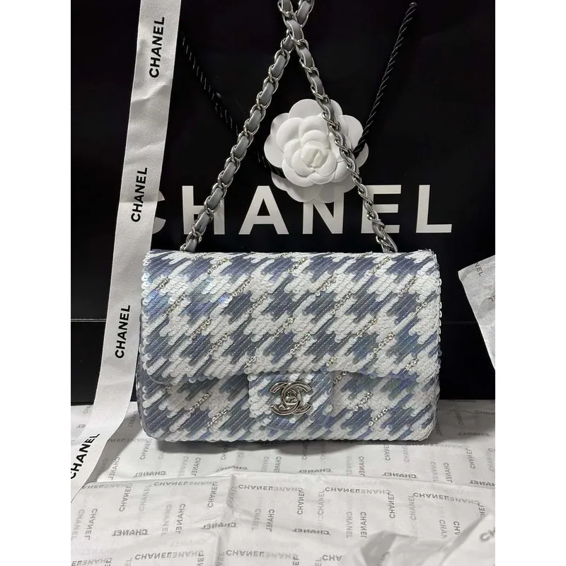 Chanel A69900 Mini klasická kabelka s výšivkou ze saténových flitrů a stříbrnými kovovými detaily