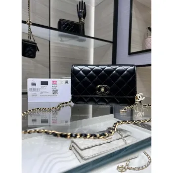 Chanel AP3938  Peněženka na řetízku z lesklé jehněčí kůže  Smalt a zlacený kov Černá