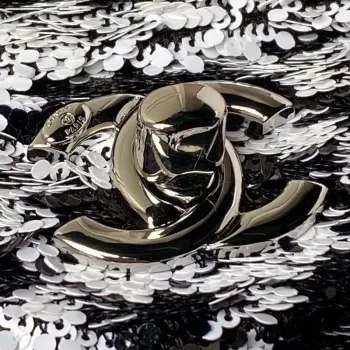 Chanel AS4561 Večerní kabelka s flitry a stříbrnými kovovými detaily, černá a bílá