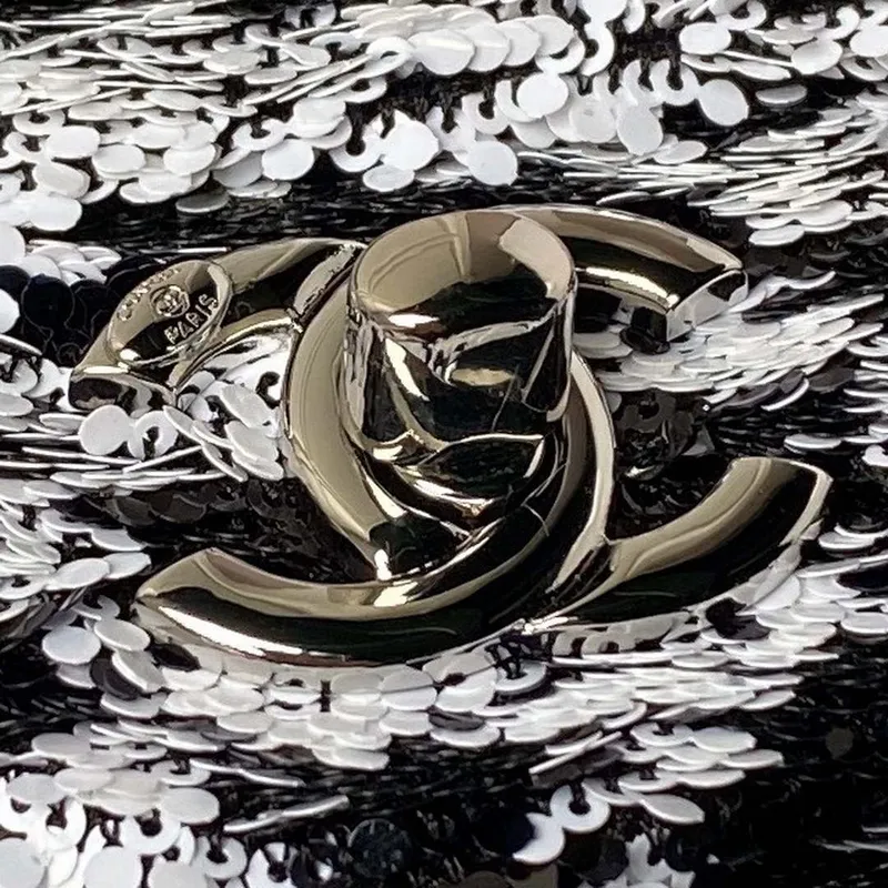 Chanel AS4561 Večerní kabelka s flitry a stříbrnými kovovými detaily, černá a bílá