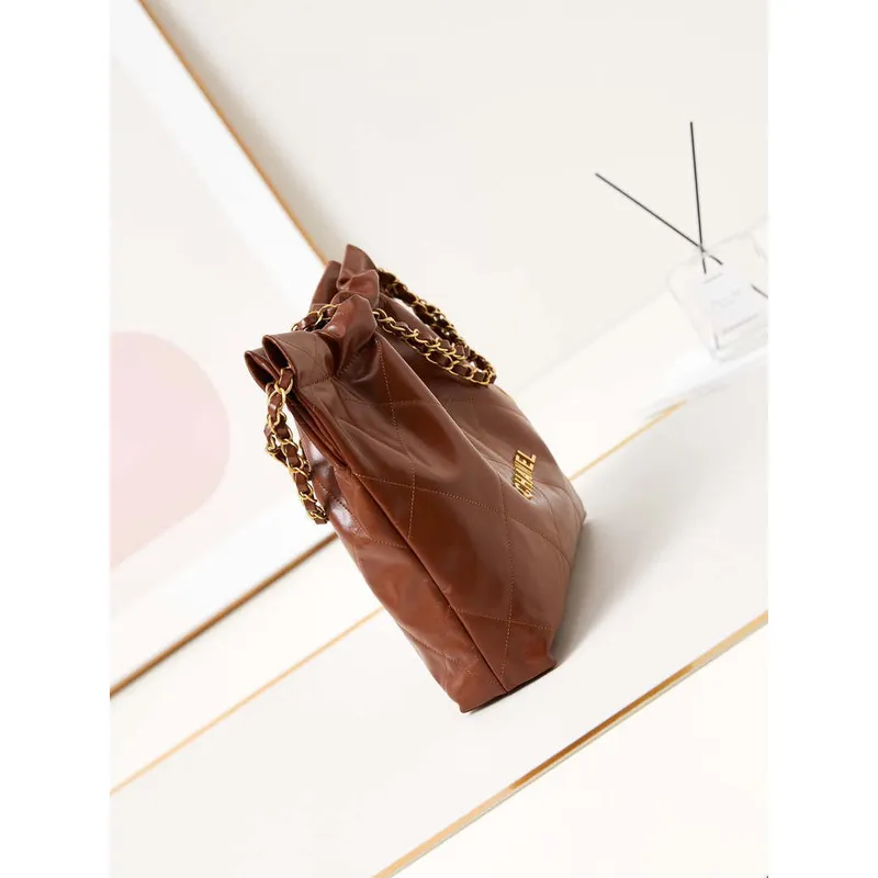 Chanel 22 AS3260 Malá kabelka z lesklé telecí kůže, hnědá se zlatými detaily