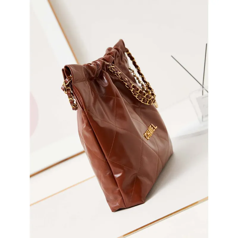Chanel 22 AS3261 Kabelka z lesklé telecí kůže, hnědá se zlatými detaily