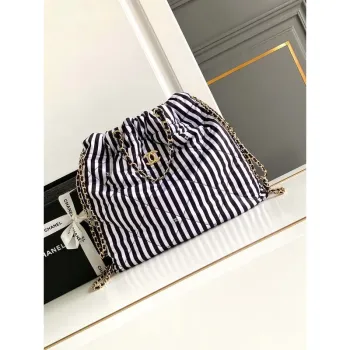 Chanel AS4692 Velký batoh s potiskem a zlatými kovovými detaily, bílá a černá