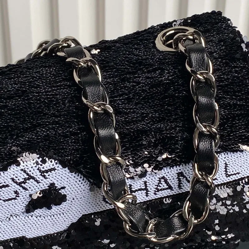 Chanel AS4561 Večerní kabelka s flitry a stříbrnými kovovými detaily, černá a bílá