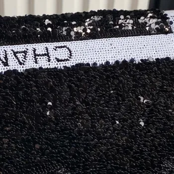 Chanel AS4561 Večerní kabelka s flitry a stříbrnými kovovými detaily, černá a bílá