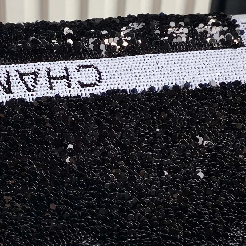 Chanel AS4561 Večerní kabelka s flitry a stříbrnými kovovými detaily, černá a bílá