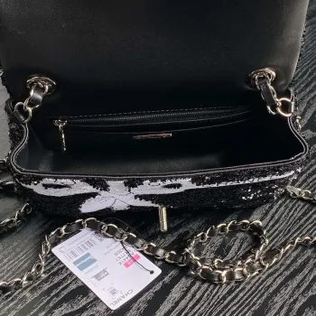 Chanel AS4561 Večerní kabelka s flitry a stříbrnými kovovými detaily, černá a bílá