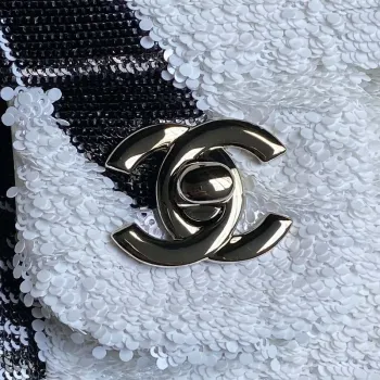 Chanel AS4561 Večerní kabelka s flitry a stříbrnými kovovými detaily, bílá a černá