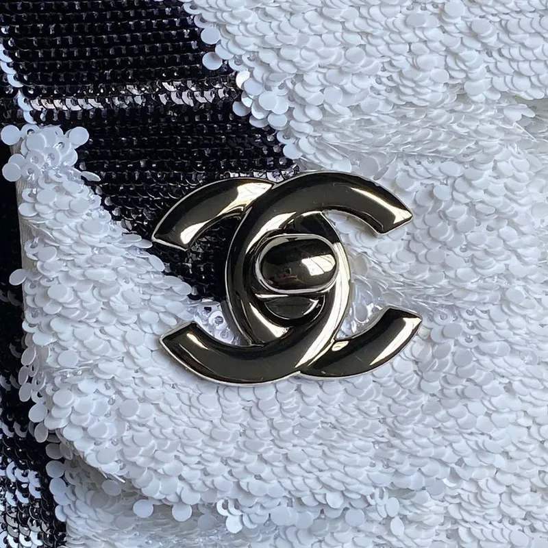 Chanel AS4561 Večerní kabelka s flitry a stříbrnými kovovými detaily, bílá a černá