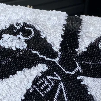 Chanel AS4561 Večerní kabelka s flitry a stříbrnými kovovými detaily, bílá a černá