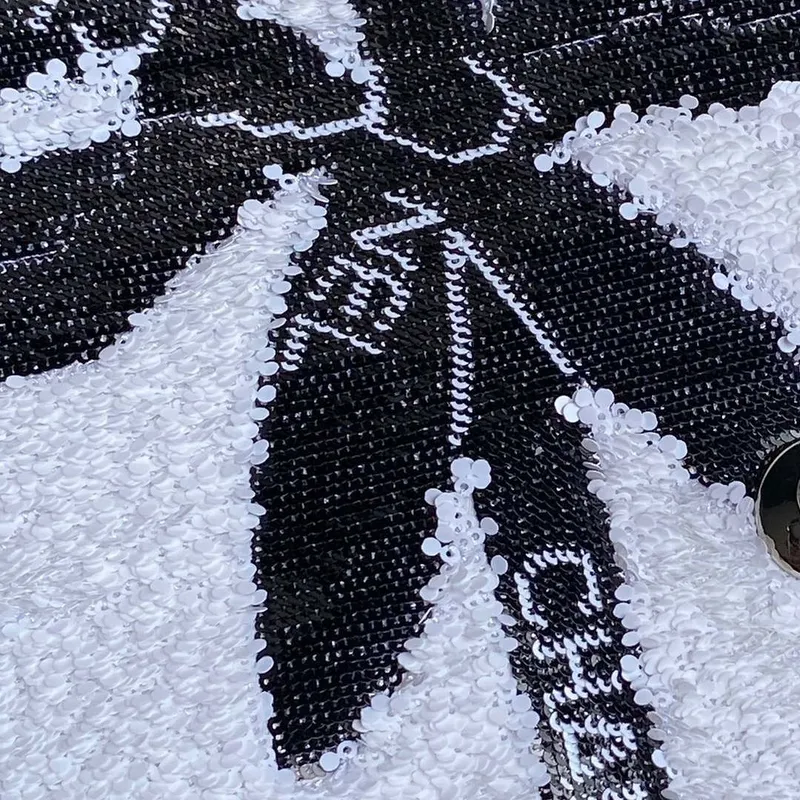 Chanel AS4561 Večerní kabelka s flitry a stříbrnými kovovými detaily, bílá a černá