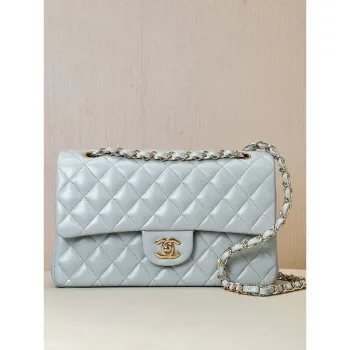 Chanel A01112 Klopová klasická kabelka 11.12 Jehněčí kůže a zlatý kov Světle modrá