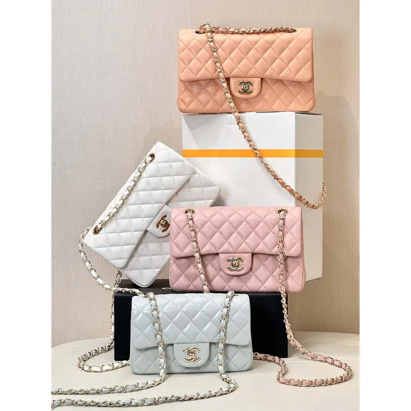 Chanel A01112 Klopová klasická kabelka 11.12 Jehněčí kůže a zlatý kov Světle modrá