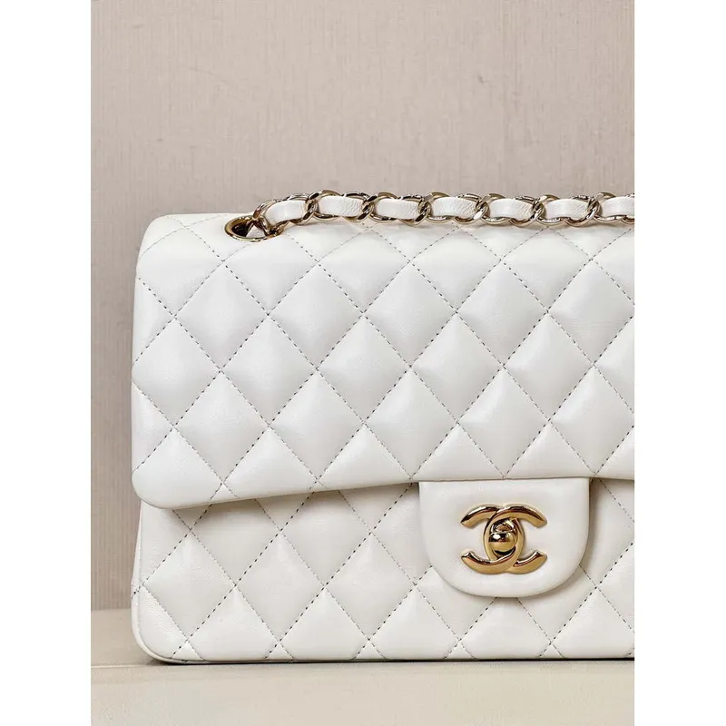 Chanel A01112 Flap Classic 11.12 Kabelka Jehněčí kůže a zlatý kov Bílá