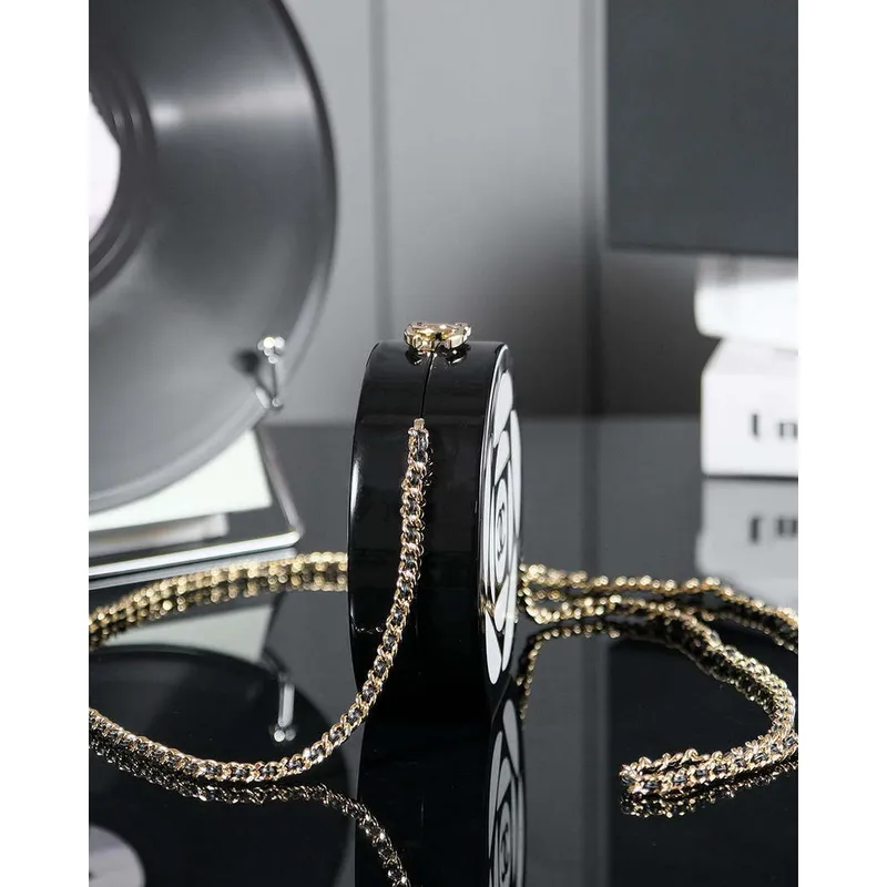 Chanel AS3548 Večerní kulatá kabelka z jehněčí kůže, bílá