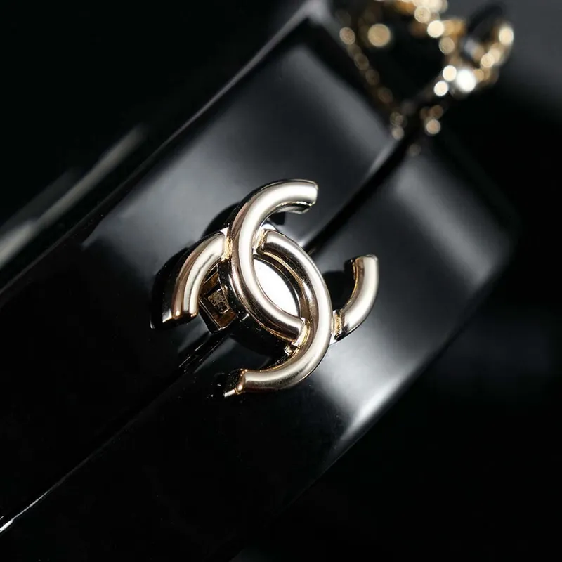 Chanel AS3548 Večerní kulatá kabelka z jehněčí kůže, bílá