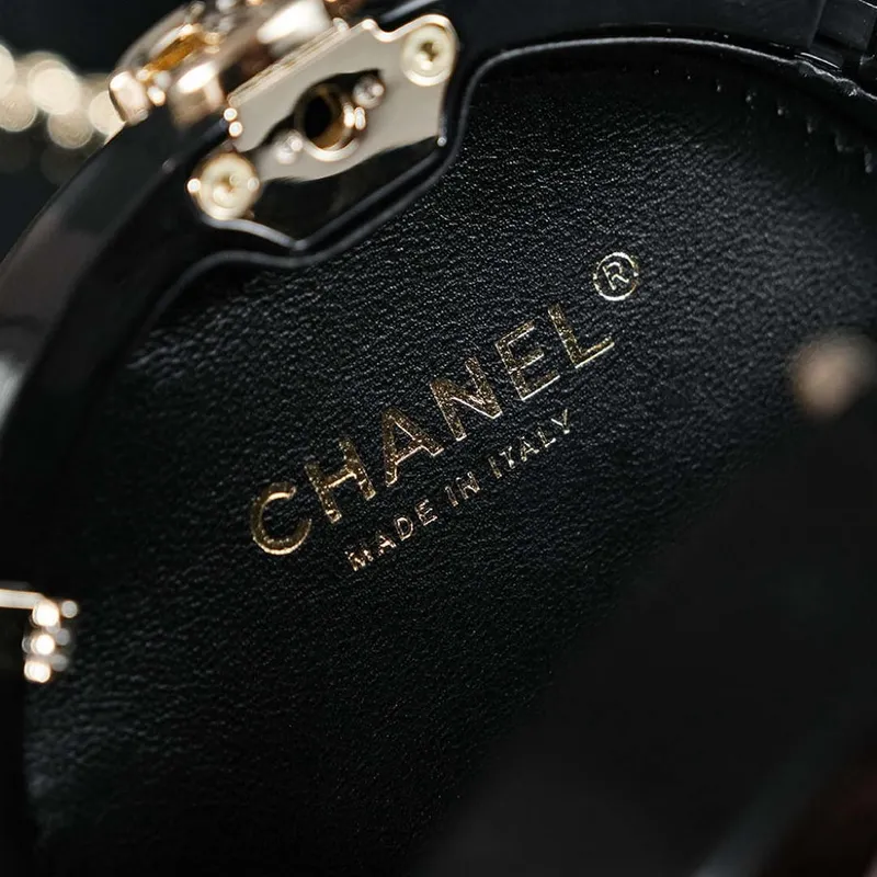 Chanel AS3548 Večerní kulatá kabelka z jehněčí kůže, bílá