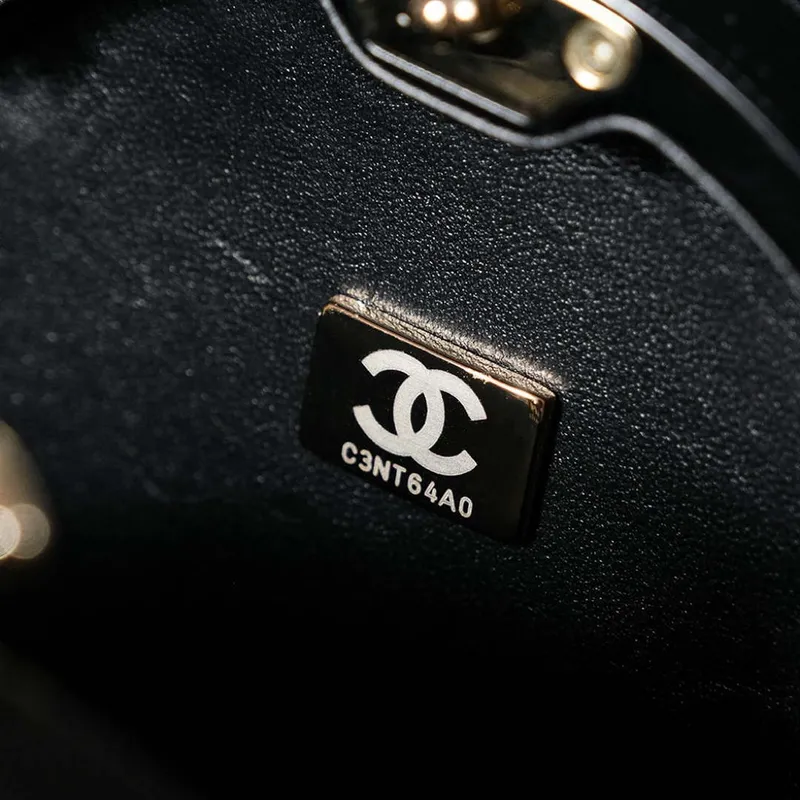Chanel AS3548 Večerní kulatá kabelka z jehněčí kůže, bílá