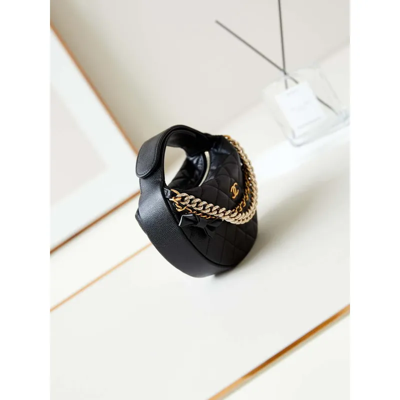 Chanel AP3943 Pouzdro z lesklé telecí kůže s povrchovou úpravou a zlatým kovovým detailem, černé