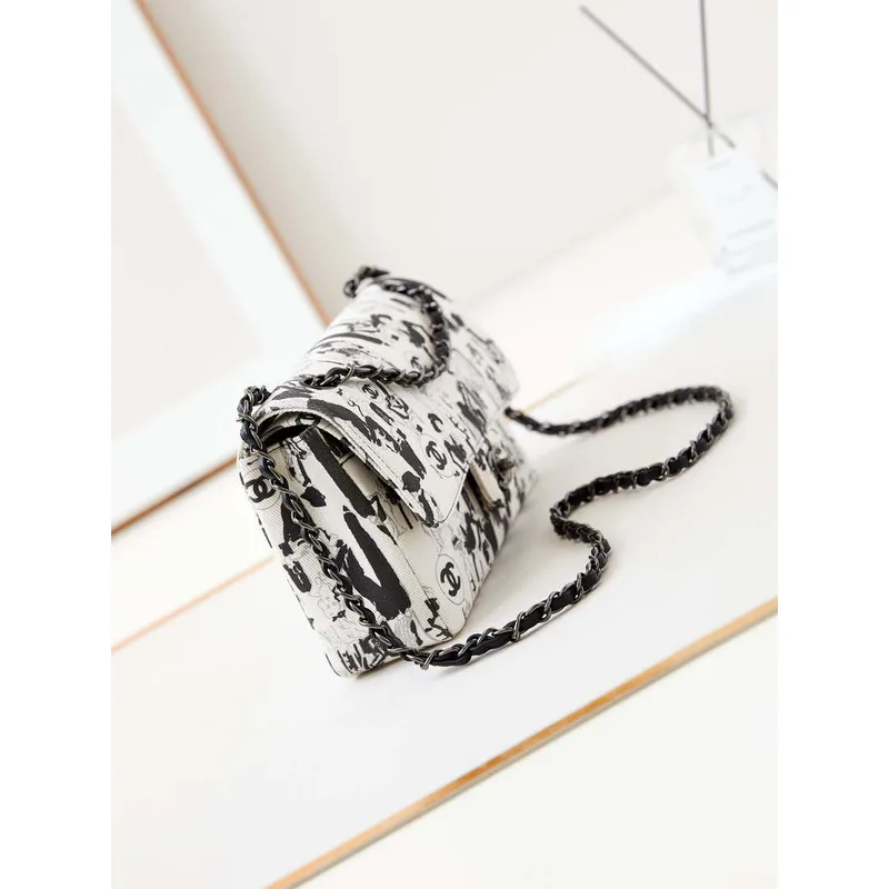 Chanel A01112 Klopová bílá látka s černým potiskem