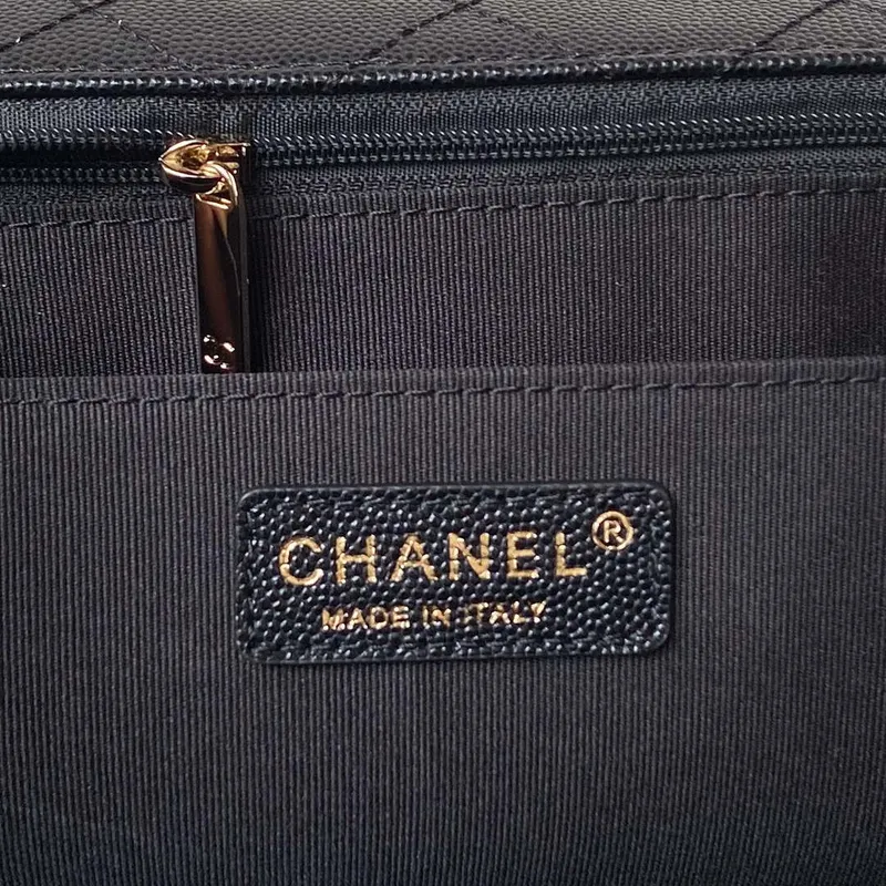 Chanel AS4661 Kabelka s klopou CF Airport z telecí kůže a zlatého kovu, černá