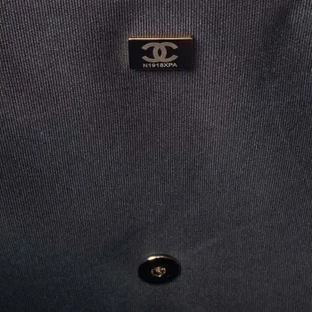 Chanel AS4661 Kabelka s klopou CF Airport z telecí kůže a zlatého kovu, černá