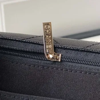 Chanel AS4661 Kabelka s klopou CF Airport z telecí kůže a zlatého kovu, černá