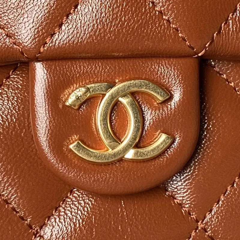 Chanel AS4993 Kabelka s klopou a horním uchem z lesklé jehněčí kůže a zlatého kovu, hnědá