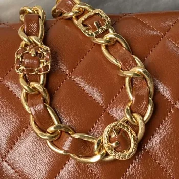 Chanel AS4993 Kabelka s klopou a horním uchem z lesklé jehněčí kůže a zlatého kovu, hnědá