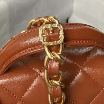 Chanel AS4993 Kabelka s klopou a horním uchem z lesklé jehněčí kůže a zlatého kovu, hnědá