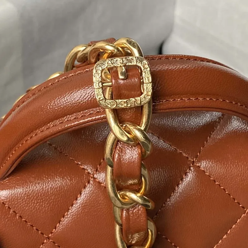 Chanel AS4993 Kabelka s klopou a horním uchem z lesklé jehněčí kůže a zlatého kovu, hnědá