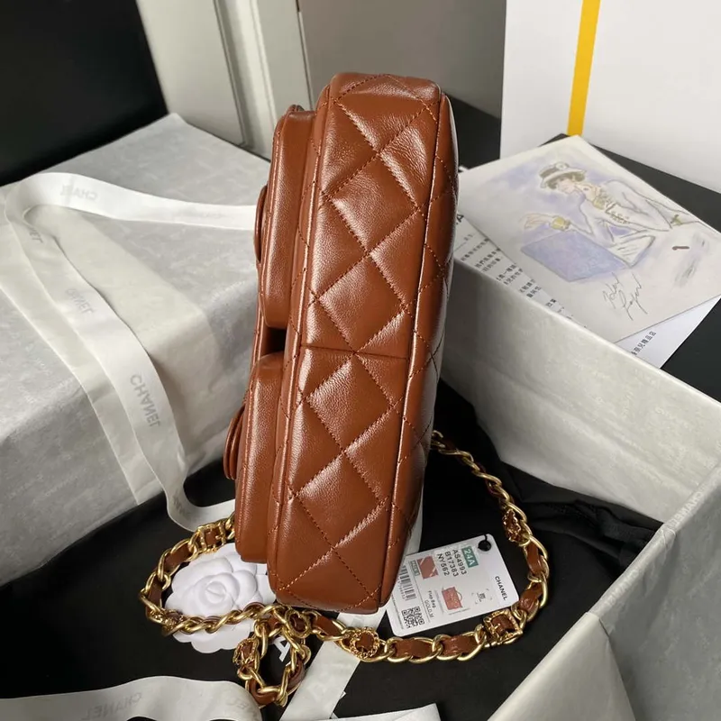 Chanel AS4993 Kabelka s klopou a horním uchem z lesklé jehněčí kůže a zlatého kovu, hnědá