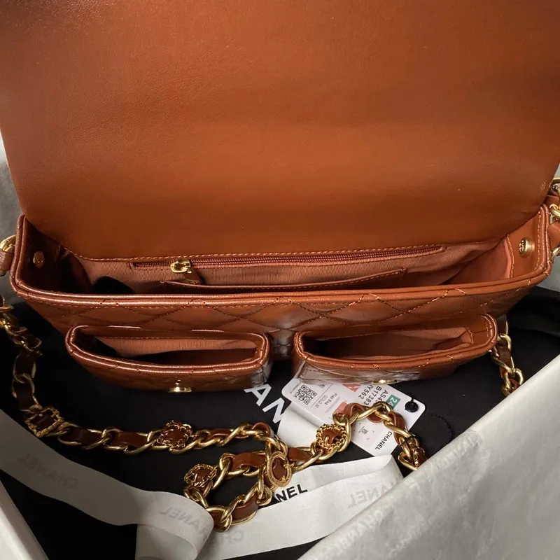 Chanel AS4993 Kabelka s klopou a horním uchem z lesklé jehněčí kůže a zlatého kovu, hnědá