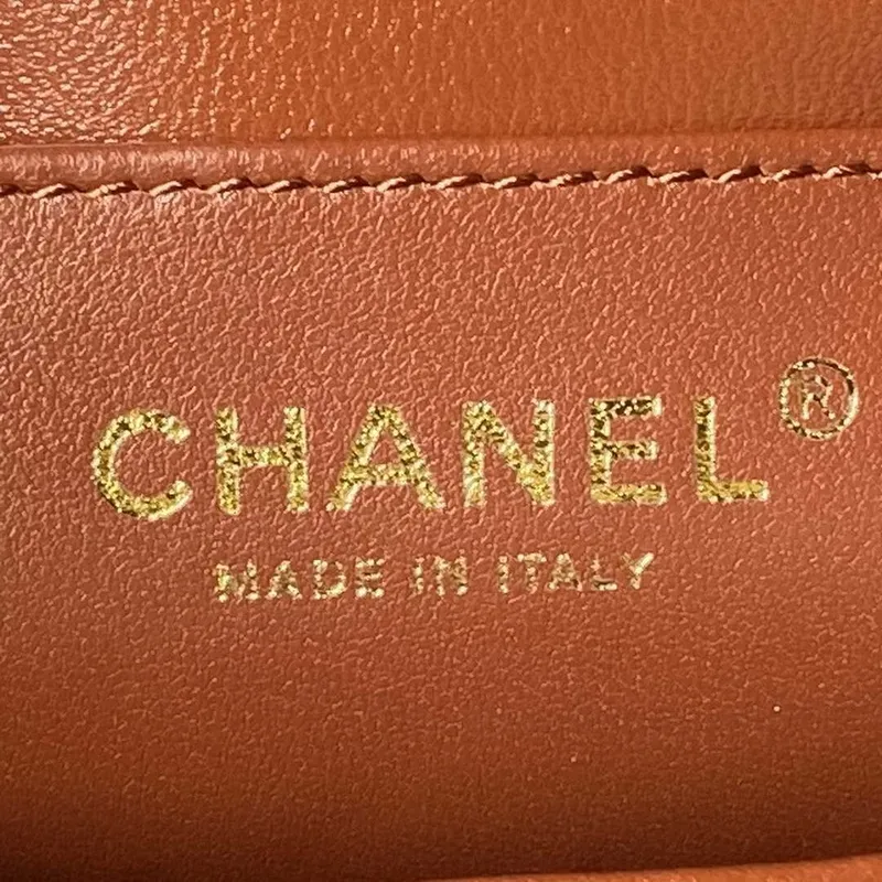 Chanel AS4993 Kabelka s klopou a horním uchem z lesklé jehněčí kůže a zlatého kovu, hnědá