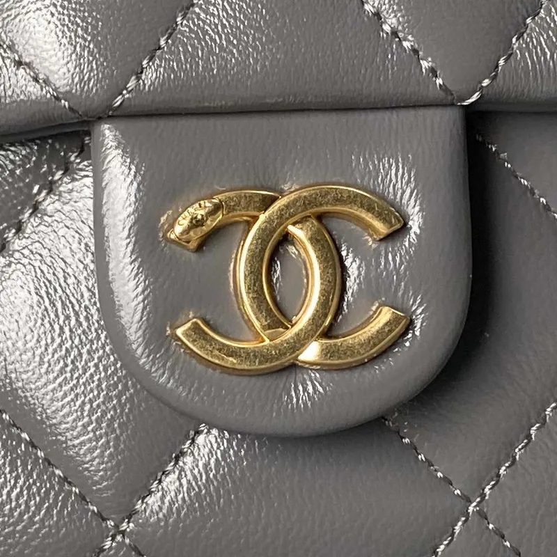 Chanel AS4993 Kabelka s klopou a horním uchem z lesklé jehněčí kůže a zlatého kovu, šedá