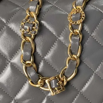 Chanel AS4993 Kabelka s klopou a horním uchem z lesklé jehněčí kůže a zlatého kovu, šedá