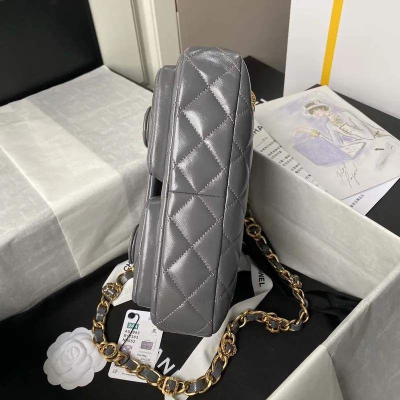 Chanel AS4993 Kabelka s klopou a horním uchem z lesklé jehněčí kůže a zlatého kovu, šedá