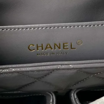Chanel AS4993 Kabelka s klopou a horním uchem z lesklé jehněčí kůže a zlatého kovu, šedá
